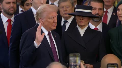 Trump appears to not place hand on Bible