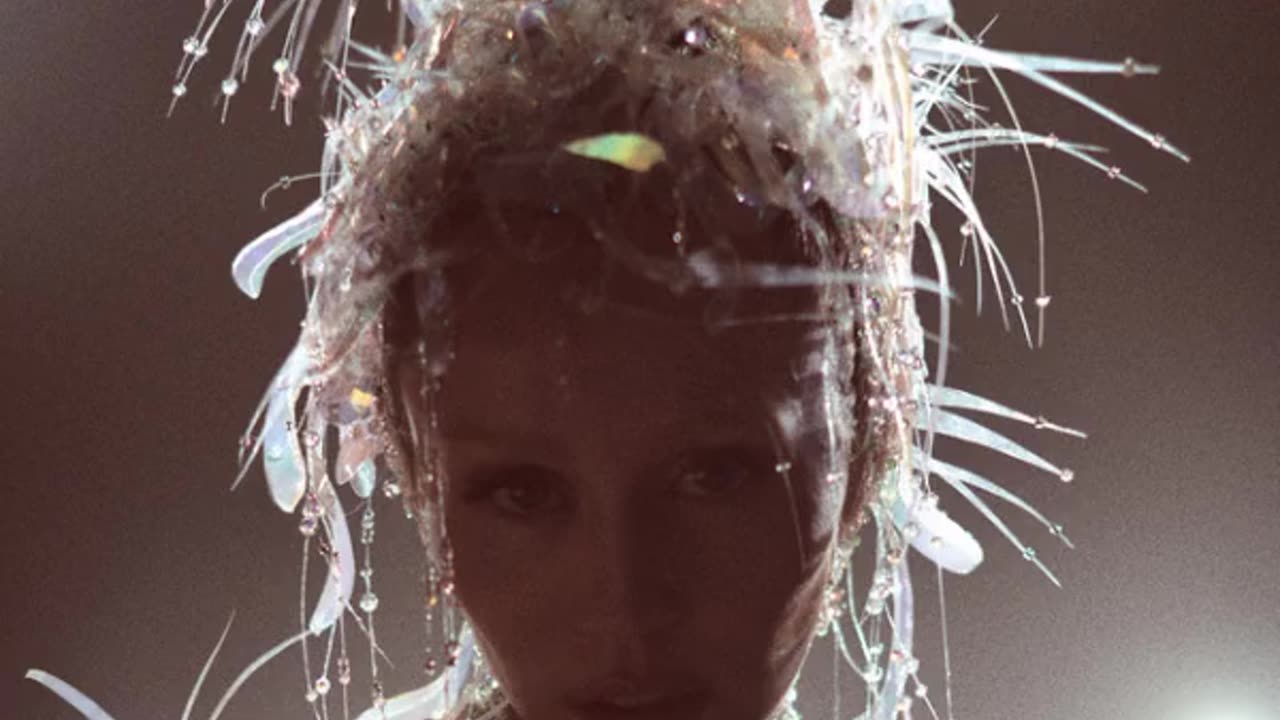 Miley Cyrus – Pretend You’re God