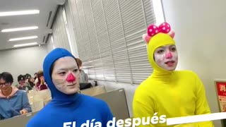 Alumno llega disfrazado de Doraemon y roba la atención en clase