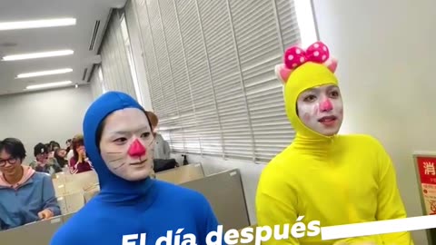 Alumno llega disfrazado de Doraemon y roba la atención en clase
