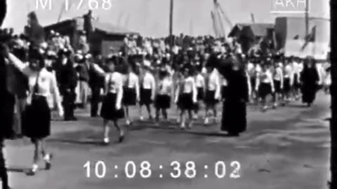 🇮🇹 A nun gives the Roman salute during a parade in an Italian African colony, 1937.