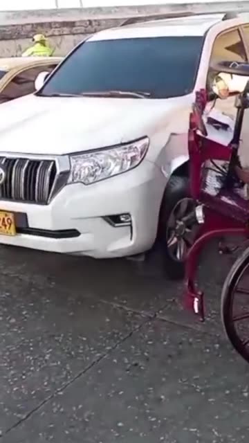 Coche eléctrico choca con una camioneta en Cartagena