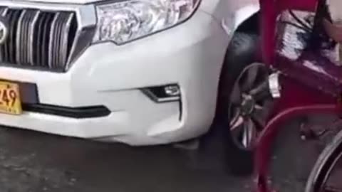 Coche eléctrico choca con una camioneta en Cartagena