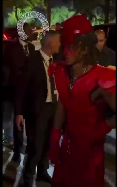 Jaden Smith s'est peint le visage en rouge sang et portait une tenue bizarre à la Fashion Week