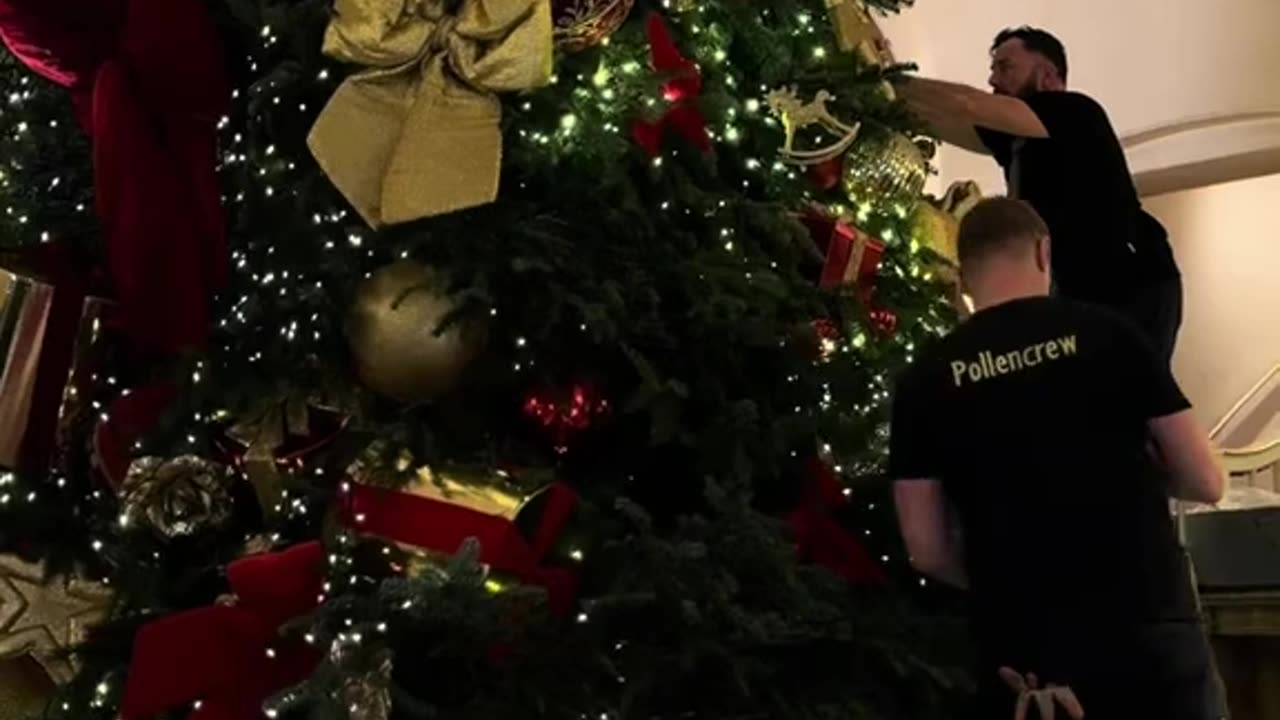 10 Hours Of Christmas Magic In 1 Minute…