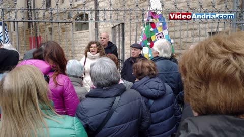 Ad Andria l'albero di Natale e la Sacra Famiglia all'uncinetto in Piazza Catuma