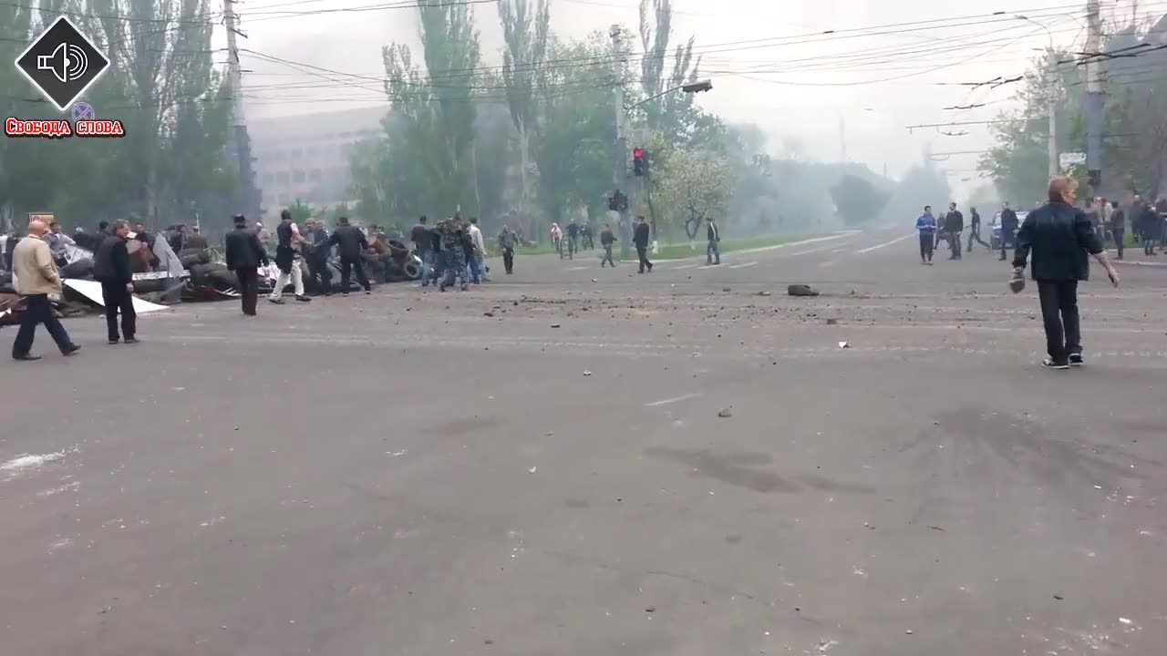 Новое Как боевики Национальной Гвардии таранили баррикады в Мариуполе [09 05 2014]