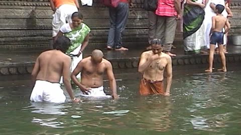 Bathing in Kushavarta Kunda- Tryambakeswar