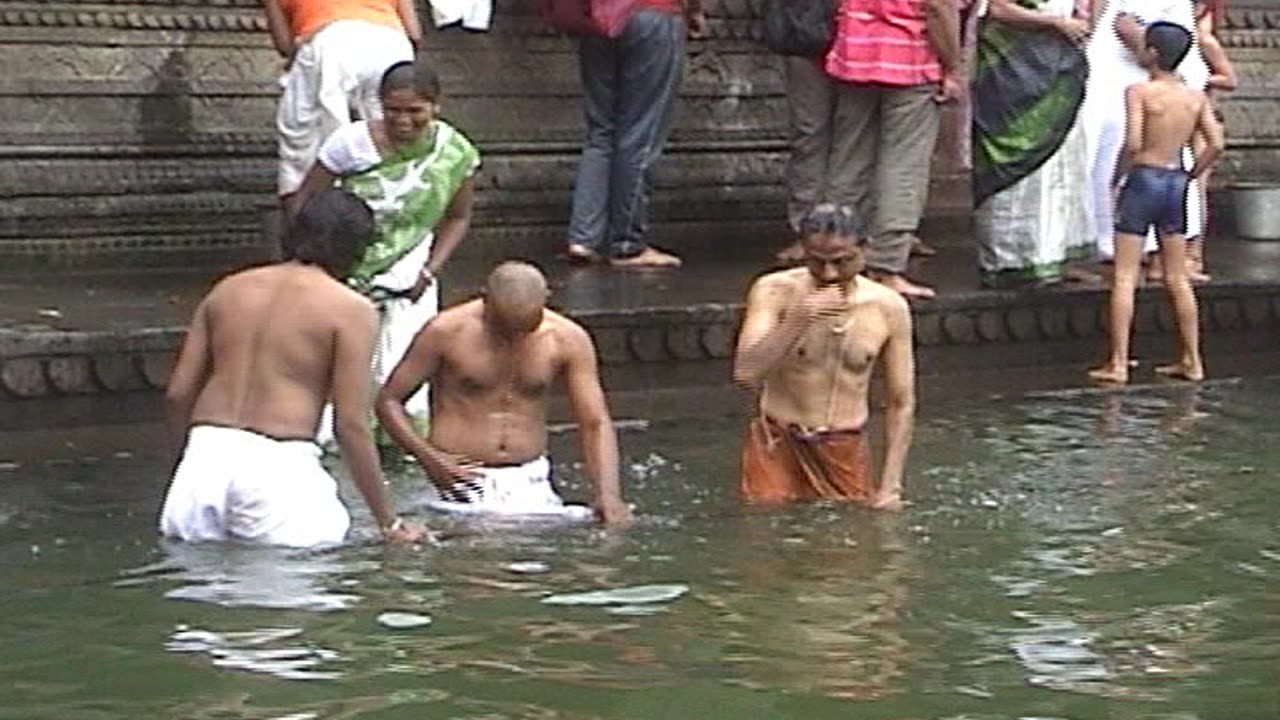 Bathing in Kushavarta Kunda- Tryambakeswar