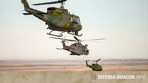 El UH-1N Huey de la USAF vuela junto a su sustituto, el MH-139A Grey Wolf