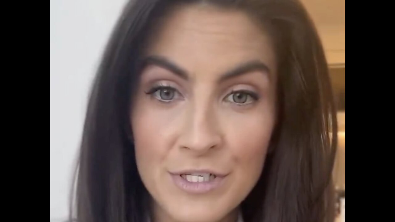 Kaitlan Collins has a meltdown over Trump displaying his mugshot outside the Oval Office
