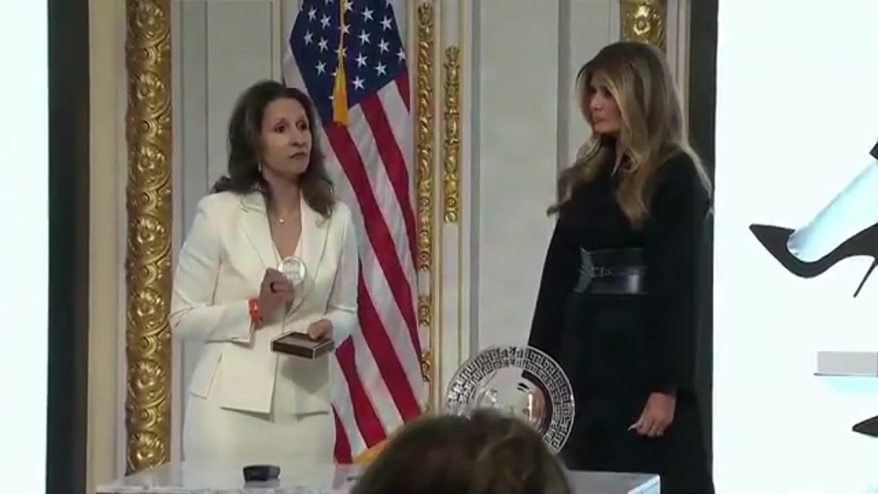 FLOTUS wird mit einem Medaillon von der Präsidentin der New York Stock Exchange,