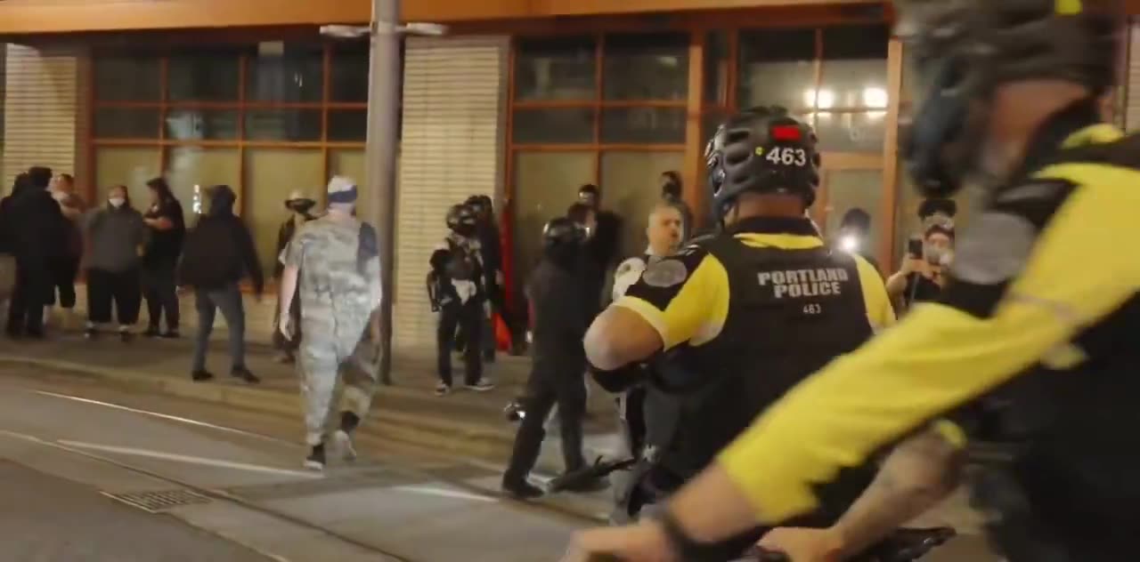 Portland, OR— The name of the man seen here assaulting the black man is 𝗘𝗿𝗶𝗰 𝗦𝗮𝗻𝗰𝗵𝗲𝘇.