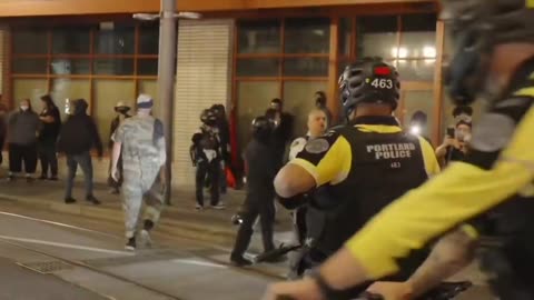 Portland, OR— The name of the man seen here assaulting the black man is 𝗘𝗿𝗶𝗰 𝗦𝗮𝗻𝗰𝗵𝗲𝘇. 