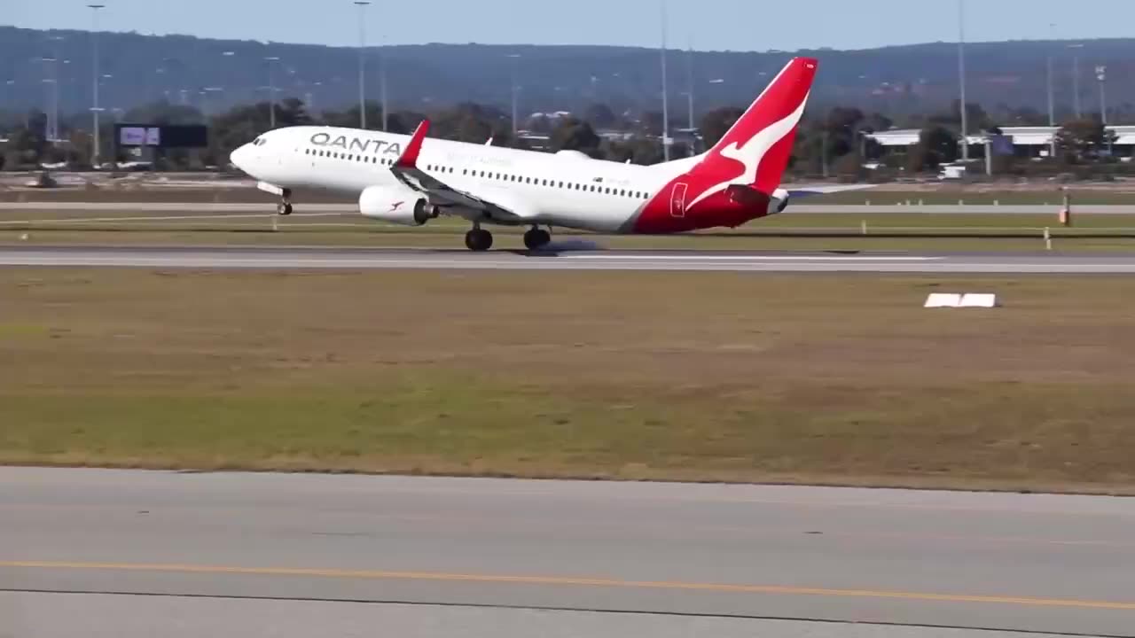 Landing of a Qantas Boeing 737-800 at Perth Airport, Australia