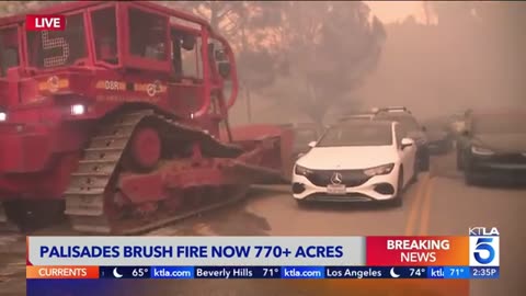 LAFD Bulldozer Clears the Road of Abandoned Cars to Get To Homes Threatened By Wildfires