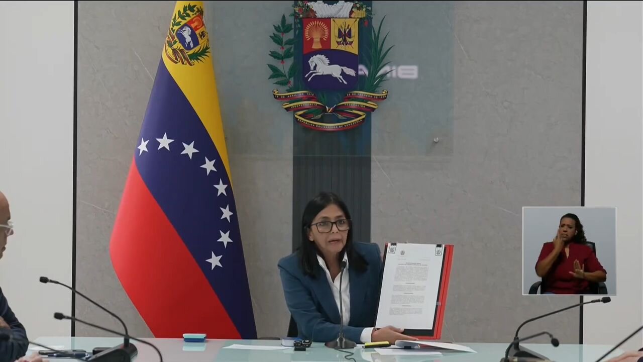 Jediným prezidentem Venezuely je Nicolas Maduro a ukotvíme to v Ústavě! Agrese je prací sionistů!