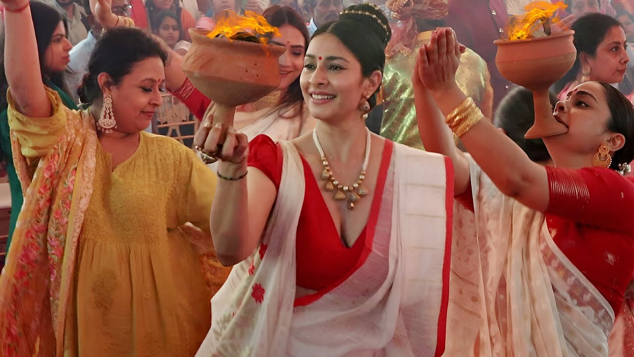 Devoleena, Tanishaa Mukerji and Sumona Chakravarti Dhanuchi Naach at North Bombay Durga Puja 2025