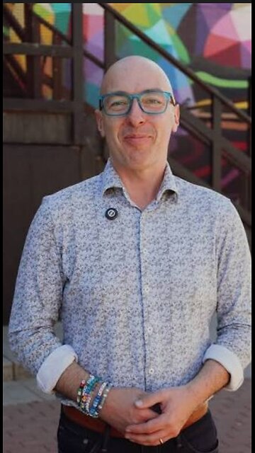 Edmonton mayor went from fraudulent Indian to some fraudulent globalists part of the gay Mafia 🤯. I