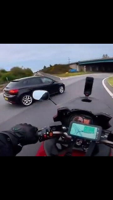 "El aviador del asfalto": sale volando por los aires con su coche