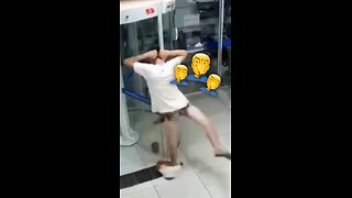 Un joven intenta robar un banco en Brasil y fracasa tras quedar atrapado en puerta giratoria