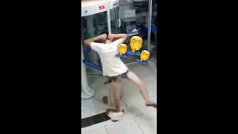 Un joven intenta robar un banco en Brasil y fracasa tras quedar atrapado en puerta giratoria