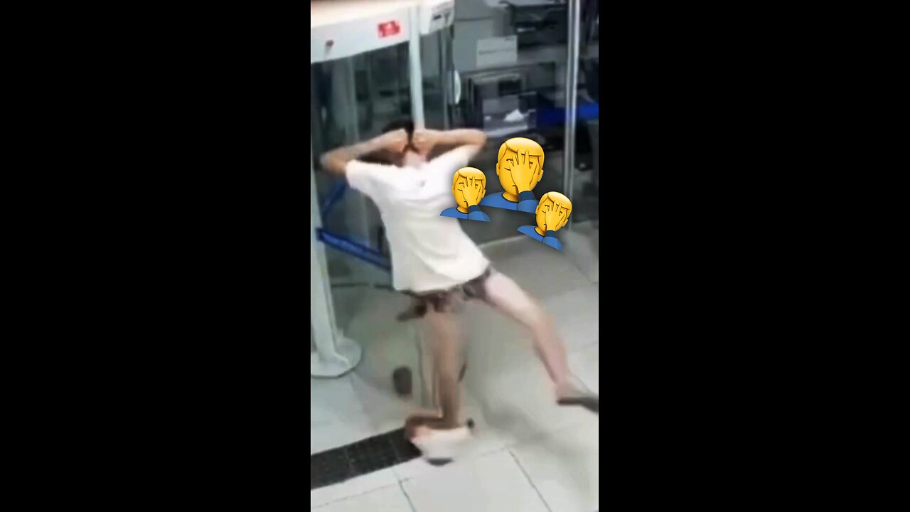 Un joven intenta robar un banco en Brasil y fracasa tras quedar atrapado en puerta giratoria