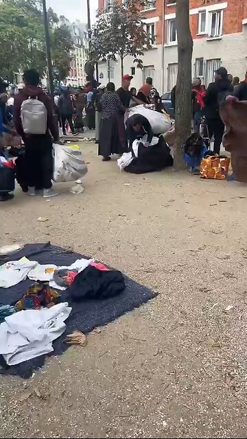 🇫🇷Trading in Paris is brisk this fall, but police sometimes hinder free enterprise