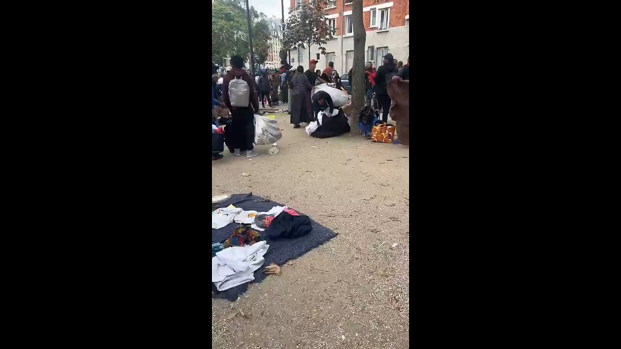 🇫🇷Trading in Paris is brisk this fall, but police sometimes hinder free enterprise