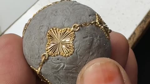 Gold Jewelry Gets Design