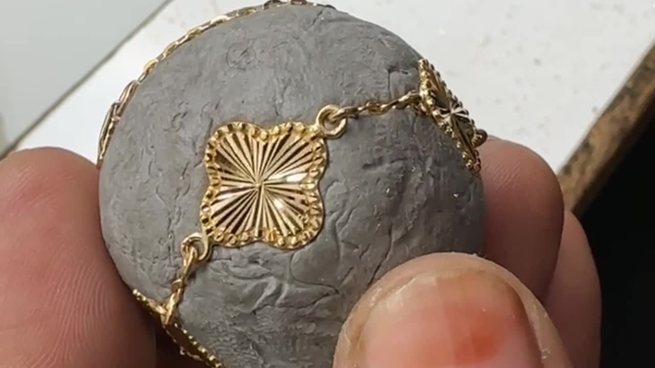 Gold Jewelry Gets Design