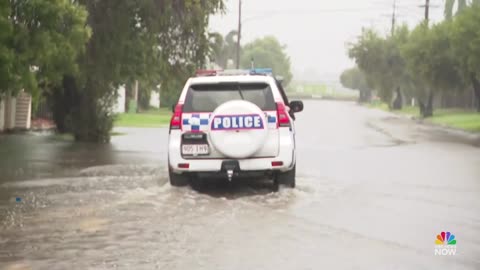 Torrential train causes major flooding in northeastern Australia