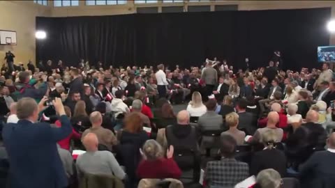 Zamieszanie podczas spotkania z Donaldem Tuskiem w Piotrkowie Trybunalskim.