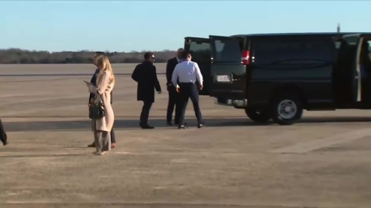 Trump staffers load boxes onto Air Force One containing materials taken from Mar-a-Lago during RAID