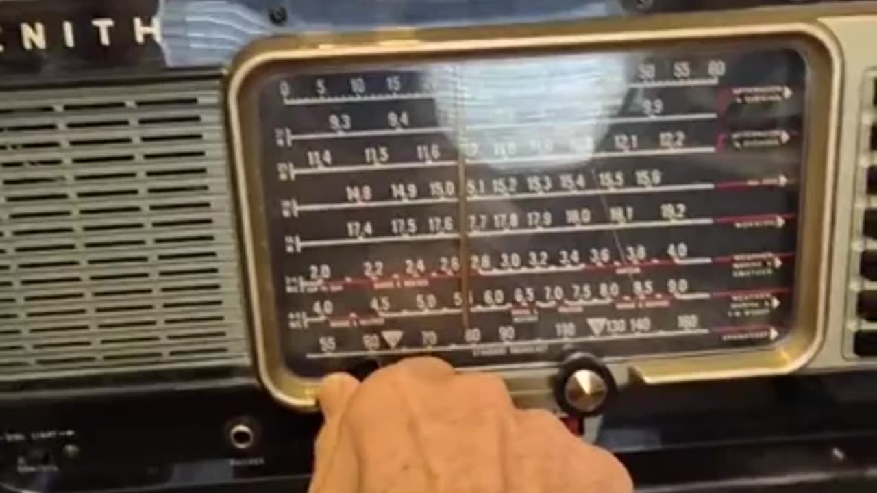 OLD Radio plugs into itself? To work on Batteries?