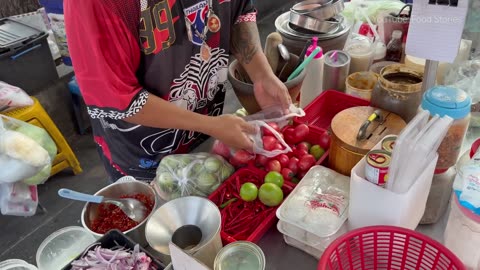 CRAZY RUSH FOR THE MOST FAMOUS THAI SALAD SOM TAM PEOPLE ARE CRAZY FOR BANGKOK STREET FOOD