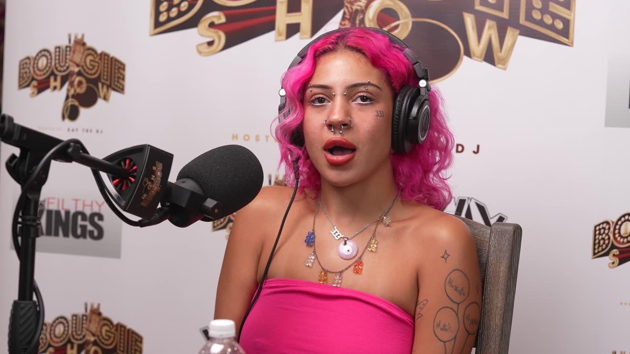 Nali Marie - I Was Posing Nude On Haulover Beach And This Man Walked Up And Asked Me To Grab His 🍆