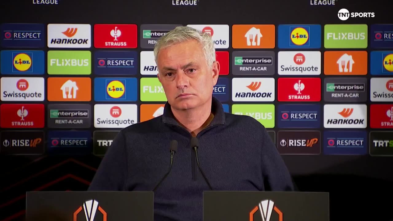 Jose Mourinho pretended to fall asleep after this journalist took too long to ask him a question 🥱