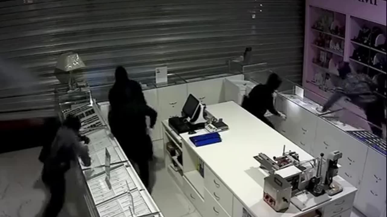 🧙️✨ Clever Fog Trick Stops Thieves Instantly! | FeedMyCuriosity