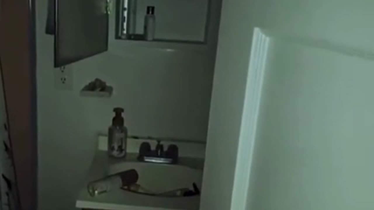 😱👻 What Would You Do If This Happened to You? Spirit Box | TheHauntingHour