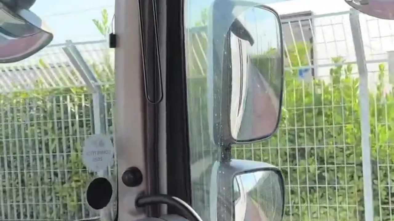 🤣 best thing I’ve seen all year A Migrant tries to hitch a ride to England ..