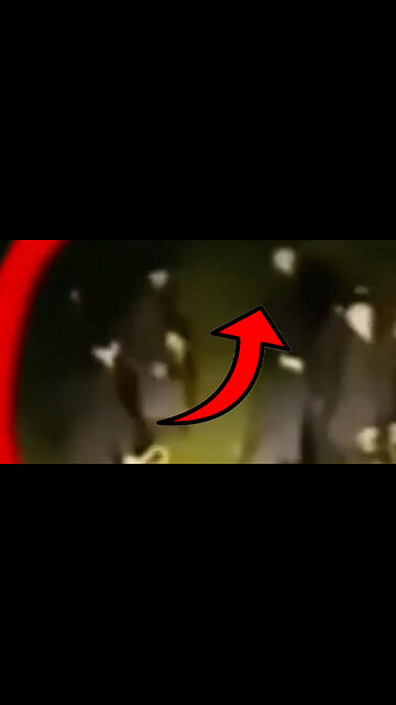 Sind diese merkwürdige Gestalten Men in Black die auf ein Ufo Portal warten?