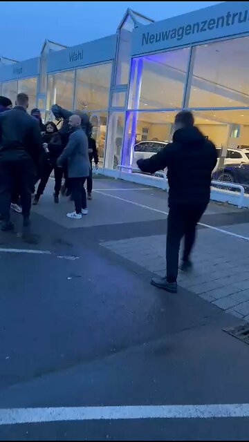 🚨🇩🇪 Mad left protesters violently attack AfD MP Julian Schmidt