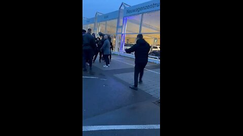 🚨🇩🇪 Mad left protesters violently attack AfD MP Julian Schmidt