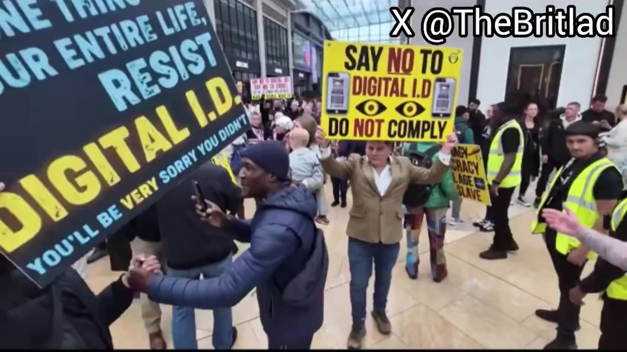 🚨BREAKING: Huge crowds of British citizens flood Birmingham's Bullring ..