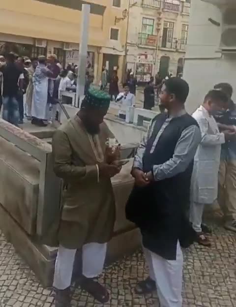 🇵🇹Lisbon: A little Portuguese girl staring at the scary world her dumb parents built for her.