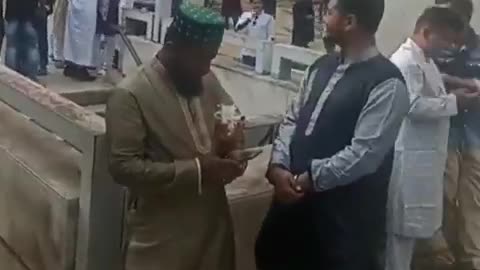 🇵🇹Lisbon: A little Portuguese girl staring at the scary world her dumb parents built for her.