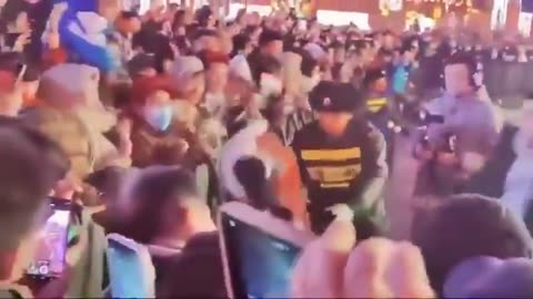 🇨🇳 AI robot tries to attack crowd of people in China.