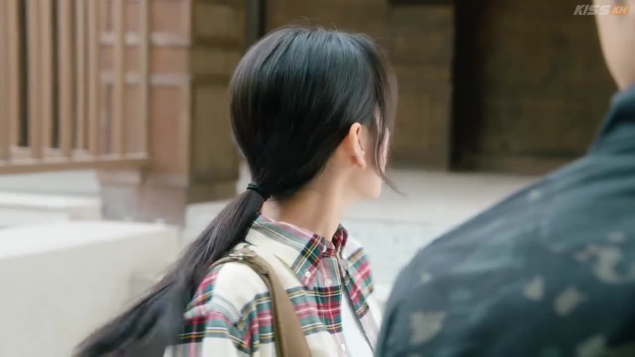 azan & Song Ran the white olive tree Song Ran gives azan a bottle of water episode 8