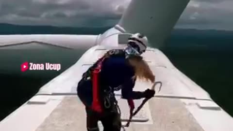 Extreme Job at 100+ Meters: Wind Turbine Technicians Risk It All!